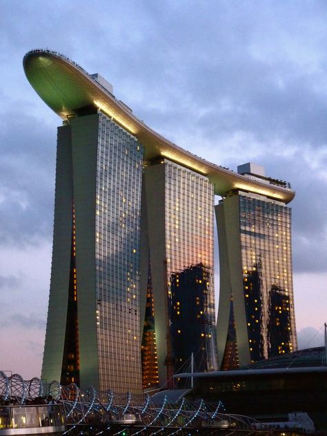 Amazing three tier building in Singapore Marina Bay Sands Singapore, Sands Singapore, Architecture Cool, Architecture Antique, Architecture Unique, Cool Buildings, Unusual Buildings, Awesome Architecture, Tall Buildings