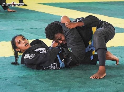 Bjj Wallpaper, Jiu Jitsu Women, Jiu Jutsu, Jiu Jitsu Girls, Women Karate, Bjj Jiu Jitsu, Bjj Training, Anatomy Studies, Bjj Women