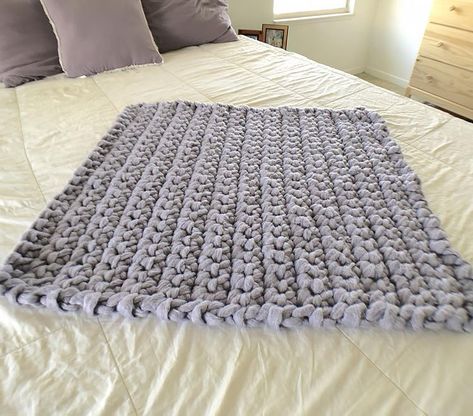 8 Chunky Finger Crochet Blanket Patterns - Beautiful Dawn Designs Chunky Finger Crochet Blanket, Finger Crochet Blanket, Chunky Crochet Throw Pattern, Big Yarn Blanket, Finger Knitting Blankets, Chunky Crochet Throw, Chunky Blanket Diy, Diy Finger Knitting, Lap Afghan