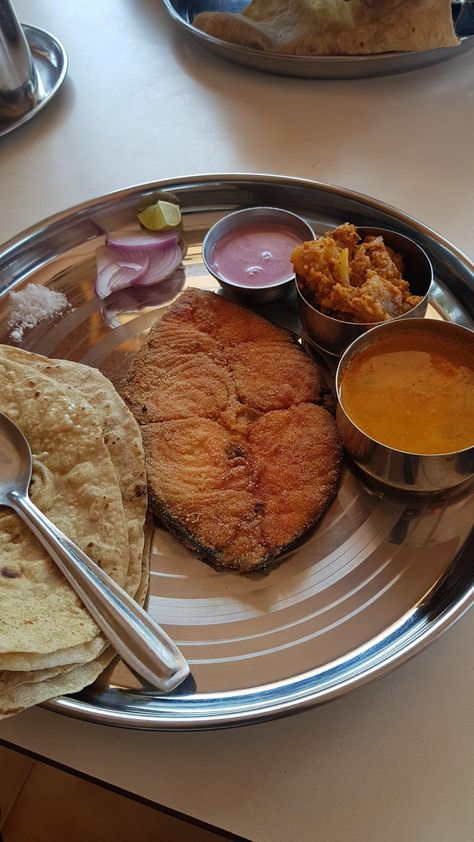 [I ATE] This delicious & fresh out of the sea Fish Thali (Platter) along the coastline of the beautiful Kokan India. It was in true sense orgasmic flavours exploding inside my mouth. Fish Thali Snap, Fish Thali, Tiffin Ideas, Fish Fries, Platter Food, Healthcare Architecture, Seafood Platter, Views Video, Beautiful Birthday Cakes