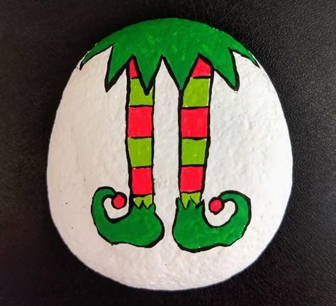 Painted Rocks Christmas Easy, Elf Painted Rocks, Christmas Pebble Painting, Xmas Rock Painting, Winter Painted Rocks Ideas, Winter Painted Rocks, Christmas Rocks Painted Ideas, Christmas Painted Rocks Ideas, Christmas Rock Painting Ideas Easy