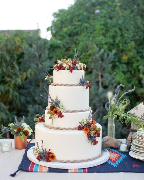 25 Pretty Ways to Use Lavender in Your Wedding Hacienda Wedding Cake, Western Wedding Cakes, Mexican Inspired Wedding, Mexican Wedding Cake, Wedding Goodies, Mexican Themed Weddings, Hacienda Wedding, Big Wedding Cakes, Summer Wedding Cakes