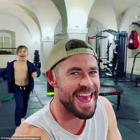 Chris Hemsworth Selfie, Thor Chris Hemsworth, Australian Celebrities, Hemsworth Brothers, Chris Hemsworth Thor, Australian Actors, Back Of The Head, Hawkeye, Mens Health