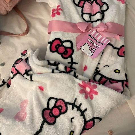 hello kitty daisy and bows throw blanket Hello Kitty Throw Blanket, Hello Kitty Blanket, Sanrio Stuff, Hello Kitty Bow, Cute Blankets, 2024 Christmas, Birthday List, Clay Creations, Car Decor