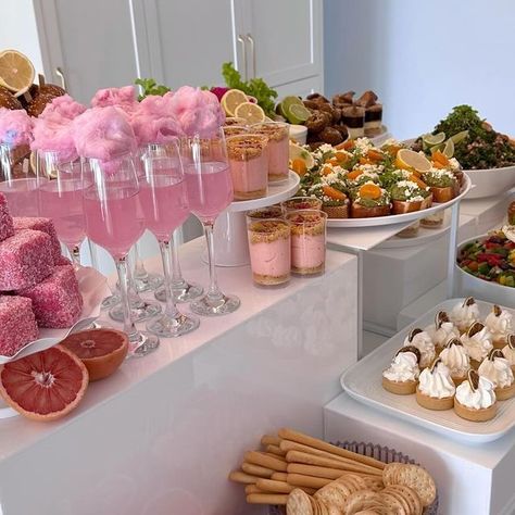 Creative Catering & Styling on Instagram: "🍓🌺❤️" Brunch Ideas Decoration, Fancy Party Food, Bridal Shower Snacks, Party Canapes, Hosting Party, Creative Catering, Amazing Food Platters, Catering Food Displays, Dinner Party Decorations