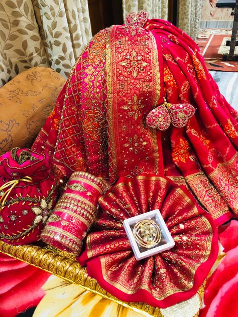 Wedding Dala For Bride, Lehenga Packing Ideas Wedding, Saree Packing Ideas Wedding, Chhab Decoration, Saree Packing, Indian Wedding Gifts, Birthday Return Gifts, Thali Decoration Ideas, Trousseau Packing