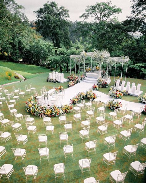 Garden wedding theme beautiful Pelamin Garden, Nikah Outdoor, Garden Wedding Theme, Pelamin Nikah, Nikah Decor, Outdoor Backdrops, Outdoor Garden Wedding, Garden Theme Wedding, Wedding Stage Design