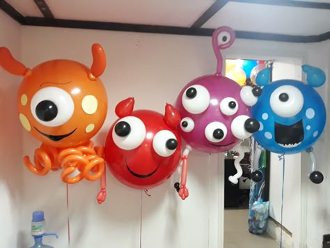 Monster Birthday Balloons, Balloon Monsters Diy, Monster Party Table Decorations, Monster Mash Decorations, Balloon Monster, Monster Birthday Decorations, Monster Party Food, Monster Balloons, Monster Party Decorations