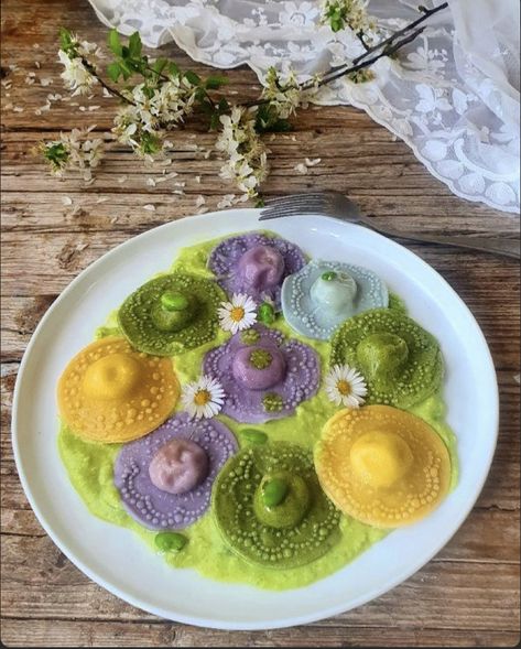 Ravioli Primavera, Gourmet Food Plating, Pasta Art, Pasta Fatta In Casa, Rainbow Food, Pasta Fresca, Beltane, Food Humor, Food Presentation