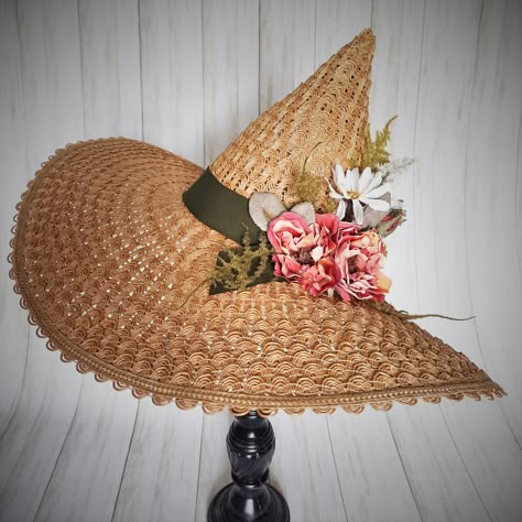 Country Witch Costume, Cool Witch Hat, Summer Witch Hat, Ren Faire Witch Hats, Diy Summer Hat, Cottage Witch Costume, Garden Witch Outfit, Cottage Witch Fashion, Garden Witch Costume