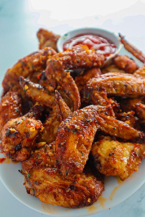 Crispy Chilli Garlic Chicken Wings Chili Garlic Wings, Fried Chicken Wings Dinner Ideas Meals, Chicken 30 Minute Meals, Chicken 555 Recipe, Chilli Wings, Spicy Hot Wings, Soy Garlic Chicken Wings, Wing Dinner, Hot Chicken Wings Recipe