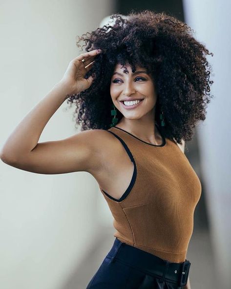 A imagem pode conter: 1 pessoa Curl Styles, Beauty Icons, Afro Hairstyles, Great Hair, Curled Hairstyles, Black Hair, Crochet Top, Curly Hair Styles, Long Hair Styles