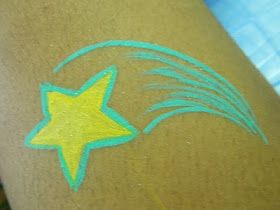 Face painting: shooting star Easter Face Paint, Cheek Art, Leg Painting, Christmas Face Painting, Face Painting Tutorials, Festival Face, Simple Face, Belly Painting, Face Painting Easy