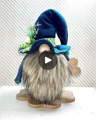 Diy Gnome Doll, Gnome Diy, Craft Table Diy, Gnomes Diy, Diy Gnomes, Gnomes Crafts, Seasonal Crafts, Craft Table, Xmas Crafts