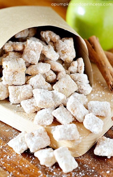 These Apple Pie Muddy Buddies are dangerously addictive! Cinnamon Pie, Chex Mix Puppy Chow, Muddy Buddies Recipe, Muddy Buddy, Puppy Chow Recipes, Chex Mix Recipes, Snack Mixes, Muddy Buddies, School Snack