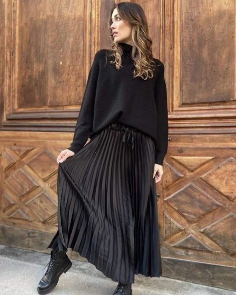 Pleated Maxi Skirt Outfit Winter, Plisse Skirt Outfit Winter, Platted Skirt Outfit, Black Plisse Skirt Outfit, Black Pleated Maxi Skirt Outfit, Flowy Skirt Outfit Fall, Black Pleated Skirt Outfit Winter, Pleated Maxi Skirt Outfit, Black Pleated Skirt Outfit