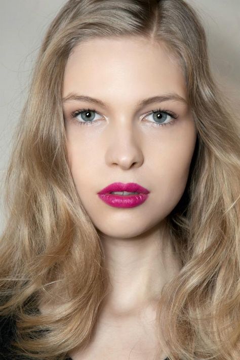 how to wear bright lipstick // pink lips Summer Lipstick Colors, Makeup Runway, Pink Lipstick Makeup, Bright Pink Lipsticks, Lips Pillow, Summer Lipstick, Anti Aging Hair, Bright Lipstick, Hot Pink Lips