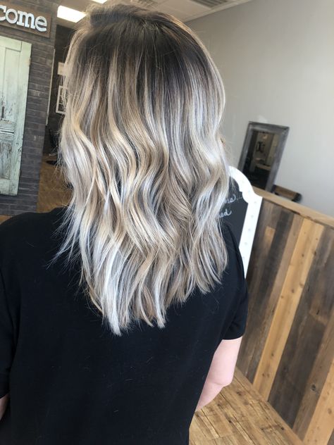 Blonde Foilayage Hair With Shadow Root, Partial Balayage Blonde Dark Roots, Blonde Hair Black Shadow Root, Partial Highlight Shadow Root, Shadow Roots Blonde, Beige Blonde With Shadow Root, Blonde Highlights With Shadow Root, Shadow Root Brown To Blonde, Bleach And Tone Hair Shadow Root