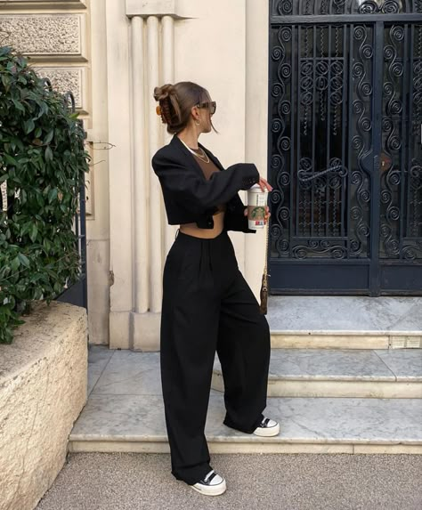 Tailored Pants Outfit, Cropped Blazer Outfit, Flowy Pants Outfit, Cropped Jacket Outfit, Black Jacket Outfit, Cropped Outfits, White Converse Outfits, Black Blazer Outfit, Cropped Black Jacket