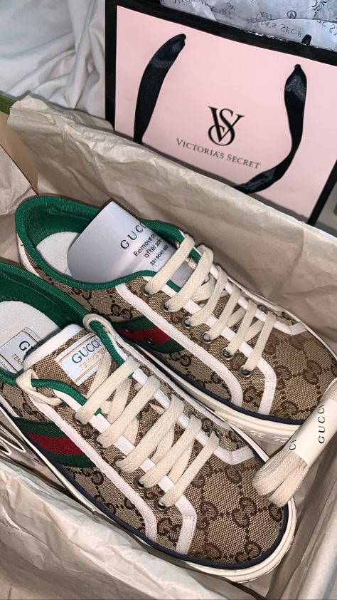 Gucci Shoes Outfit, Gucci Sneakers Outfit, New Hd Pic, Pretty Shoes Sneakers, Gucci Sneakers, Fancy Shoes, Sneakers Outfit, Pretty Shoes, Gucci Shoes