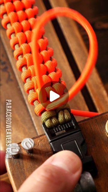 Tim on Instagram: "Can You Tie The Track Knot?  #paracord #weaversofeternity #paracordweavers" Flat Paracord Weaves, Paracord Projects Diy Tutorials, Paracord Projects Tutorials, Paracord Wrap Handle, Paracord Collar, Emergency Bracelet, Paracord Weaves, Paracord Handle, Paracord Crafts