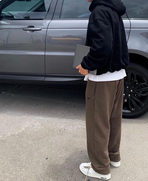 Brown Sweats Outfit Men, Mens Sweatpants Aesthetic, Sweatpant Outfits For Men, Oversized Sweatpants Outfit Men, Brown Sweatpants Outfit Men, Straight Leg Sweatpants Outfit Men, Fleece Sweatpants Outfit, Stylish Sweatpants Outfits Men, Men Sweat Pants Outfit Mens Fashion