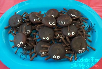 Kitchen Fun With My 3 Sons: Spider Man Party with lots of fun Spiderman Fun Food Ideas! Fun Food Ideas, Postres Halloween, Spider Cookies, Halloween Treats For Kids, Spiderman Birthday Party, Halloween Treats Easy, Kitchen Fun, Spiderman Party, Mens Birthday Party