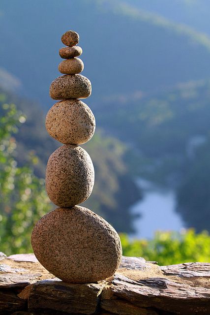 Memorial (Also a minute to win it challenge!) Pebble Stack, Rock Cairns, Rock Balancing, Stone Balancing, Stone Cairns, Zen Rock, Rock Sculpture, Balance Art, Crystal Garden