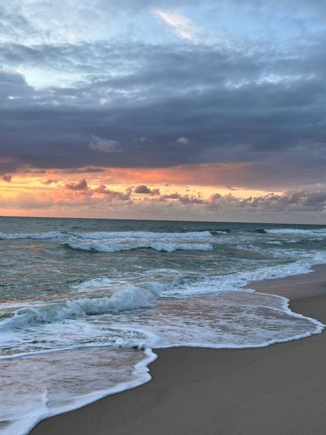 Sunsets By The Beach, Beach Mountain Aesthetic, Cloudy Beach Aesthetic, Beach Profile Pictures, Pretty Profile Pictures, Cloudy Beach, Landscape Pics, Sunset At Sea, Calm Beach