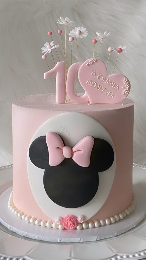 Cake With Minnie Mouse, Pink Minnie Cake, Mini Maus Cake, Simple Minnie Mouse Cake, Minnie Mouse Pasta, Tarta Minnie Mouse, Pink Minnie Mouse Cake, Minnie Birthday Cake, Minnie Mouse Cake Design