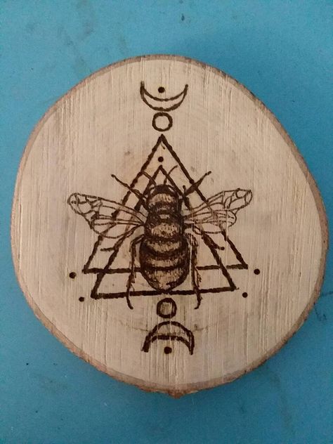 Bee Wood Burning, Geometric Bee, Barn Wood Art, Burn Wood, Wood Cookie, Laser Cut Coaster, Alter Decor, Wood Cookies, Poplar Tree