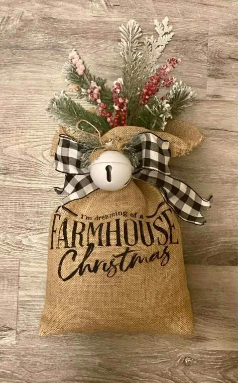 2023 Christmas Crafts To Sell, Christmas Burlap Bags, Burlap Crafts Christmas, Rustic Xmas Decorations Diy, Trending Christmas Crafts 2023, Burlap Bags Ideas Projects, Country Christmas Decorations Diy, Farmhouse Christmas Decor Ideas Diy, Country Christmas Crafts