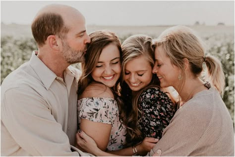 Adult Family Photos, Large Family Poses, Big Family Photos, Large Family Photos, Pose Portrait, Family Photoshoot Poses, Sibling Poses, Family Portrait Poses, Family Picture Poses