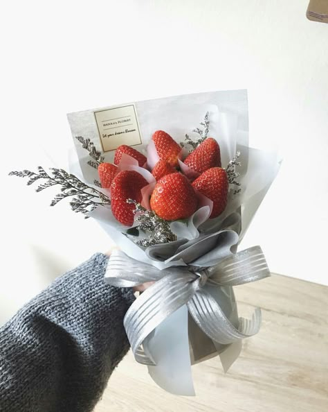 Tanghulu Bouquet, Bucket Buah, Fruit Bouquet Diy, Fruit Bouquet Ideas, Fruit Bouquet, Balloon Bouquet Diy, Food Bouquet, Chocolate Covered Strawberries Bouquet, Edible Bouquets