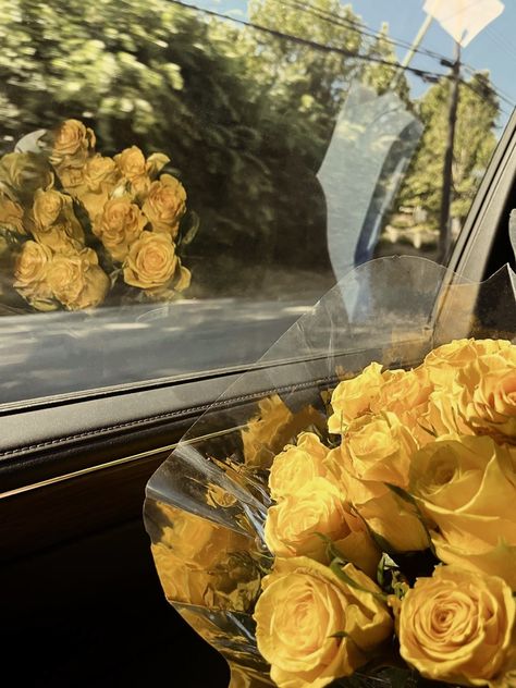 Yellow rose bouquet, car reflection photography Yellow Relationship Aesthetic, Yellow Roses Aesthetic, Yellow Rose Bouquet, Red And Yellow Roses, 24th Birthday, Romantic Gestures, Aesthetic Boy, Yellow Aesthetic, Lovely Things