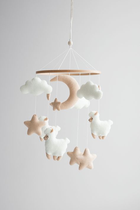 This sheep baby mobile is made in natural and neutral colors. It is perfect in the nursery of your baby, regardless of gender. This is a great gift for a baby shower. Sheep Nursery Theme, Farm Baby Nursery, Sheep Mobile, Baby Play Gym Toys, Cot Toys, Fluffy Sheep, Crib Toys, Mobile Nursery, Nursery Decor Neutral