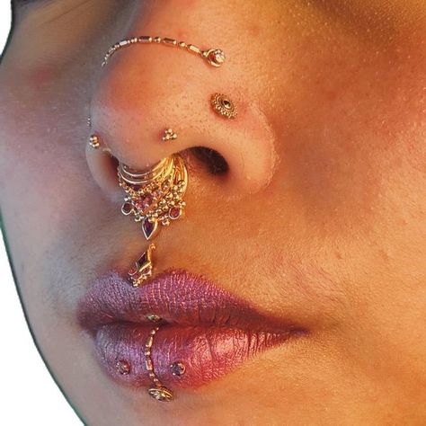 Stacked Septum, Hair Salon Ideas, High Nostril Piercing, Double Nose Piercing, Face Tattoos For Women, Neck Tattoos Women, Tattoed Women, Face Piercings, Mode Hippie