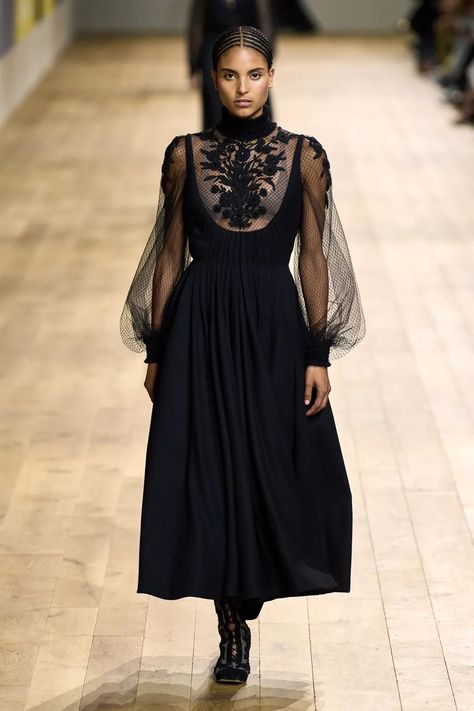 Dior Fall 2022, Fall 2022 Couture, Black Wedding Dress Gothic, Dior Dresses, Dior Fashion Show, 2022 Couture, Fall Couture, Christian Dior Couture, Dior Fashion