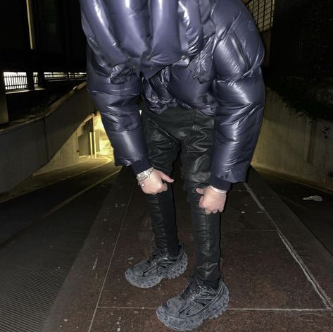 Balenciaga Defender Outfit, Balenciaga Defender, Rap Aesthetic, Profile Photos, Balenciaga Shoes, Shoes With Jeans, Dark Fashion, Profile Photo, Tactical Gear