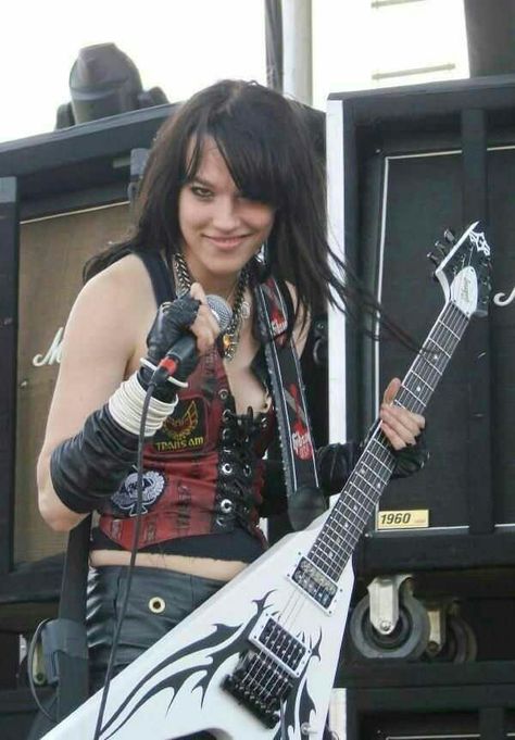 Lizzy hale Izzy Hale, Lzzy Hale, Metal Chicks, Heavy Metal Girl, Music Instagram, Rocker Chick, Women Of Rock, Halestorm, Heavy Metal Rock