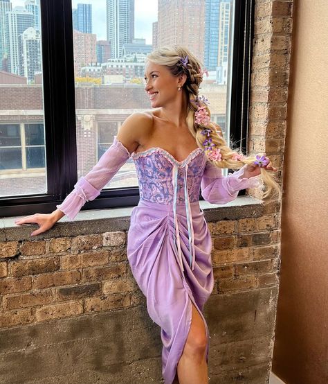 halloween costume ideas disney princess tangled rapunzel cosplay braid Rapunzel Costume Women, Rapunzel Costume Adult, Disney Princess Adult Costume, Rapunzel Halloween Costume, Adult Princess Costume, Diy Princess Costume, Tangled Costume, Rapunzel Braid, Rapunzel Outfit