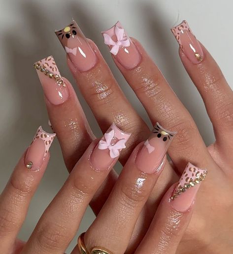 Medium Short Nails Ideas, Short Acrylic Nails Square Fall, Butterflies Nails Design, Brown Cute Nails, Mail Design Ideas, Old Lady Nails, Brown With Butterfly Nails, Pink Butterfly Nails Short, Pretty Nails For Fall