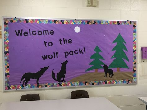 Wolf Pack Bulletin Board, Wolf Classroom Theme, Wolf Bulletin Board Ideas, Elementary Bulletin Boards, Classroom Incentives, Wolf Den, Reading Boards, Fall Bulletin Boards, Back To School Bulletin Boards