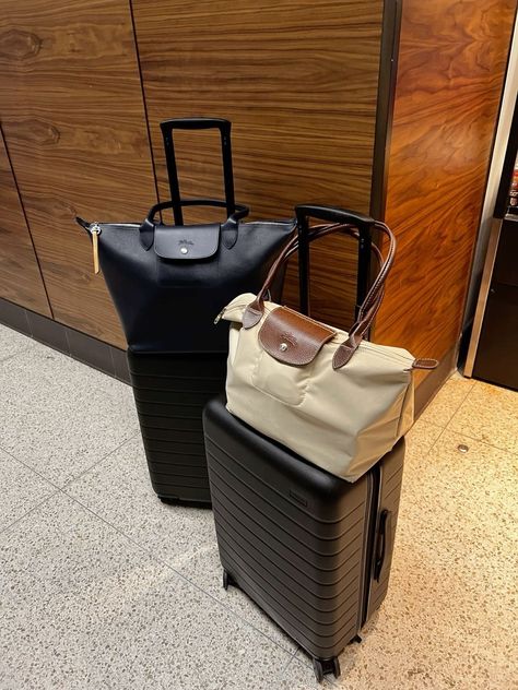 Longchamp Travel Bag, Longchamp Travel, Everyday Bag Essentials, Airport Aesthetic, Airport Fits, Longchamp Bag, Essential Bag, Everyday Bag, Packing Tips