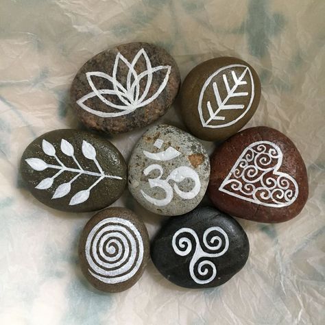 Botanical Rock Painting, Zen Rock Painting Ideas, Zen Painted Rocks, Zen Painting Ideas, Zen Crafts, Rock Painting Ideas Aesthetic, Zen Rock, Zen Painting, Mandala Rock Art