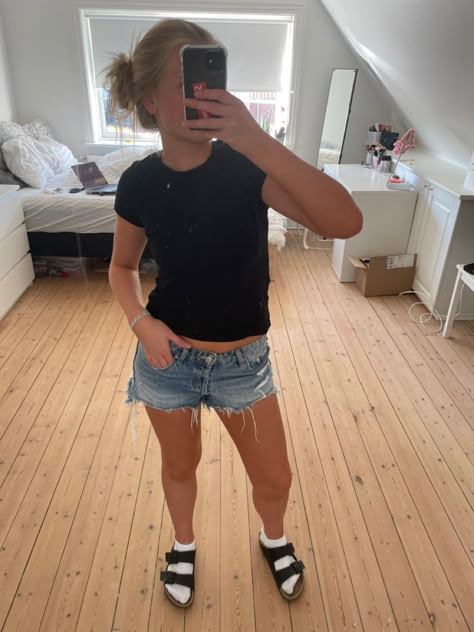 Instagram: frederikkeskaarenborg Outfits With Birkenstocks And Socks, Black Birkenstock Sandals Outfit, Outfits With Black Birkenstocks, White Birks Outfit, Brikstocks Outfit, Outfits To Wear With Birkenstocks, Sandles Outfits Women, Black Birkenstock Outfit Summer, Black Birkenstocks Outfit