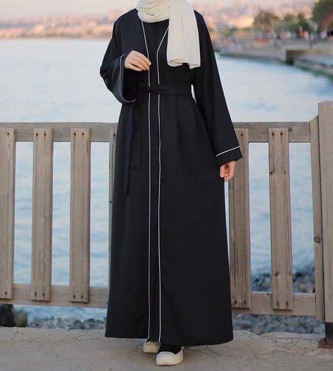 Burkha Style, Burkha Designs Black, Burkha Designs, Abaya Noir, Simple Abaya, Abaya Black, Black Abaya, Indian Cooking Recipes, Muslim Outfits Casual