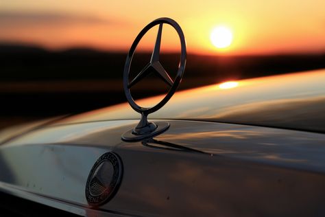 Mercedes Benz W126 500SEL Mercedes Emblem, Mercedes Benz W126, Mercedes Convertible, Luxury Cars Bmw, Mercedes 500, Mercedes Benz Wallpaper, Mercedes Logo, Mercedes W211, Mercedes Wallpaper