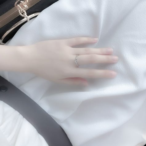 White Skin Aesthetic, Pale Hands, Dream Hands, White Pale Skin, Manaka Mukaido, Super Pale Skin, Pale White Skin, Clear Skin Diet, White Skin Tone