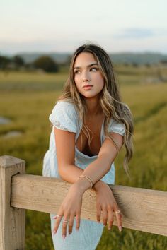 Girls Poseing, Lifestyle Senior Photography, Fence Picture Poses, Senior Session Field, Fence Senior Pictures, Individual Portrait Poses, Senior Poses Field, Sitting Senior Poses, Senior Field Photos